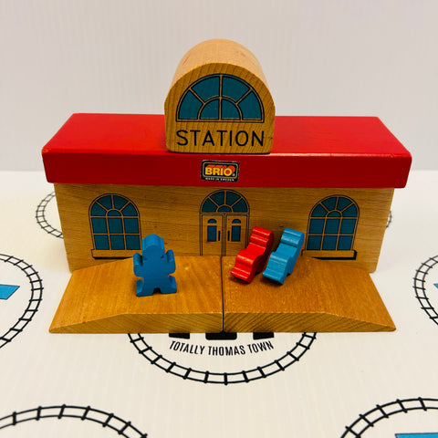 BRIO 33378 Station with Figures - Used